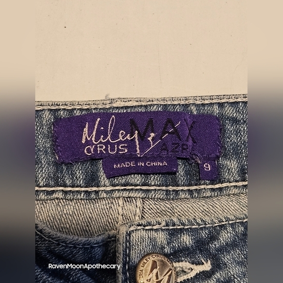 Miley Cyrus Distressed Jeans 9 - Picture 5 of 10